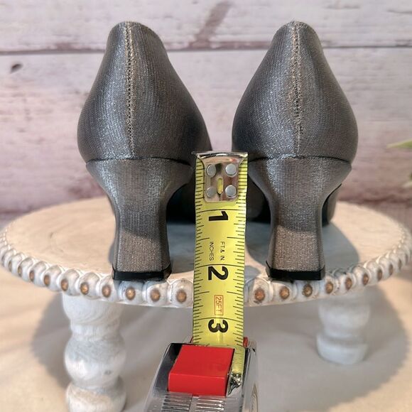Stuart Weitzman Trending Metallic Silver Shoe Pump 2” Kitten Spool Heel Size 8.5 - Picture 13 of 13